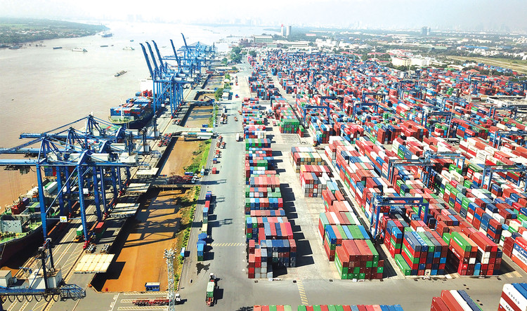 Thủ tướng Phạm Minh Chính chỉ đạo nghiên cứu mô hình “cảng miễn thuế” để đưa Việt Nam trở thành trung tâm logistics lớn, thúc đẩy phân phối hàng hóa qua nền tảng số. Ảnh: Tiên Giang