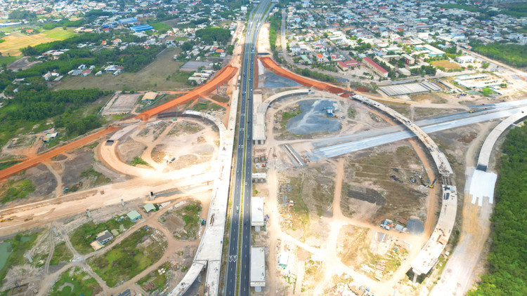 Chính phủ và các bộ, ngành, địa phương đã quyết liệt chỉ đạo, tập trung nguồn lực để hoàn thành sớm nhiều dự án hạ tầng trọng điểm ngay trong năm 2025. Ảnh: Song Lê