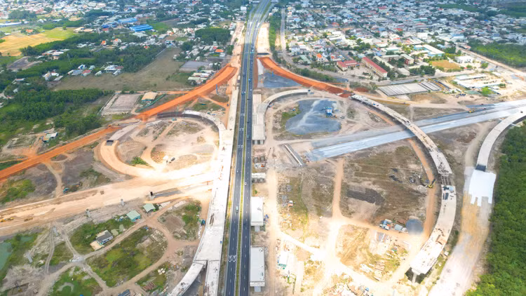 Chính phủ và các bộ, ngành, địa phương đã quyết liệt chỉ đạo, tập trung nguồn lực để hoàn thành sớm nhiều dự án hạ tầng trọng điểm ngay trong năm 2025. Ảnh: Song Lê