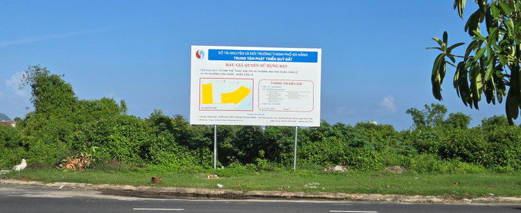 Khu đất công cộng, dịch vụ đô thị tại Dự án Tổ hợp thể thao, giải trí và thương mại Hòa Xuân, quận Cẩm Lệ, TP. Đà Nẵng đã được cắm biển thông báo đấu giá quyền sử dụng đất. Ảnh: Minh Hạnh