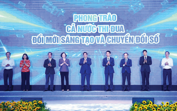 Thủ tướng Chính phủ Phạm Minh Chính phát động phong trào "Cả nước thi đua đổi mới sáng tạo và chuyển đổi số". Ảnh: Dương Giang