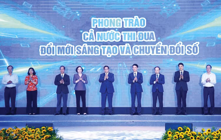 Thủ tướng Chính phủ Phạm Minh Chính phát động phong trào "Cả nước thi đua đổi mới sáng tạo và chuyển đổi số". Ảnh: Dương Giang