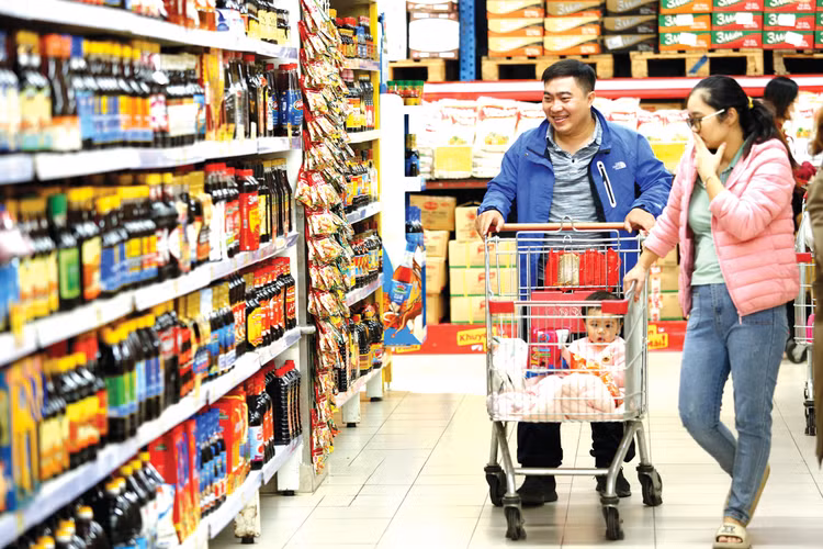 Việc duy trì chính sách giảm 2% thuế suất thuế giá trị gia tăng góp phần kích cầu tiêu dùng nội địa, thúc đẩy hoạt động sản xuất, kinh doanh, tạo nền tảng cho tăng trưởng kinh tế bền vững. Ảnh: Lê Tiên