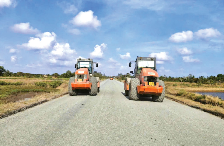 Lũy kế giá trị xây lắp 2 gói thầu thuộc Dự án Tuyến đường trục Đông Tây khoảng 1.293,7 tỷ đồng, tương ứng đạt 87% giá trị hợp đồng. Ảnh: Như Nguyệt