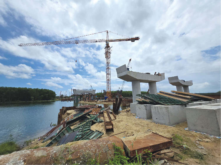 Tại Dự án đường Hoàng Sa - Dốc Sỏi, việc thiếu mặt bằng khiến nhà thầu chỉ có thể triển khai thi công tại các vị trí cầu, cống ngang và thi công các cấu kiện đúc sẵn, đúc dầm cầu. Ảnh: Hà Minh