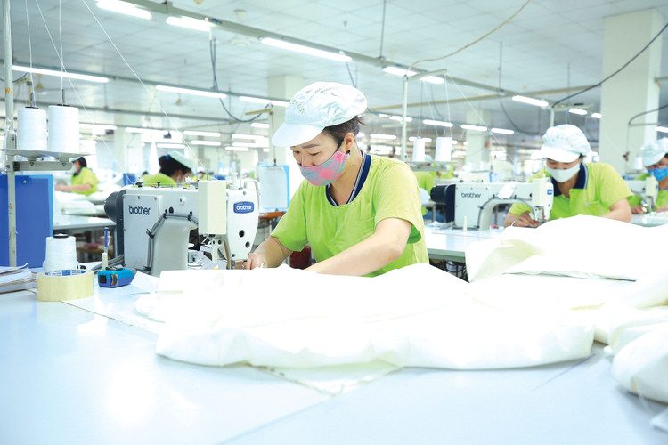 Việc Hoa Kỳ áp thuế đối ứng 46% với hàng hóa Việt Nam sẽ tác động tiêu cực đến các ngành xuất khẩu chủ lực như điện tử, dệt may, da giày, đồ gỗ… Ảnh: Lê Tiên