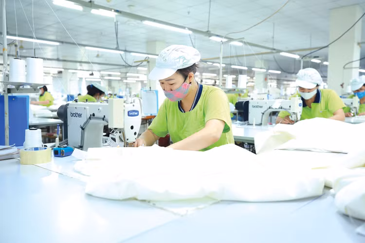 Việc Hoa Kỳ áp thuế đối ứng 46% với hàng hóa Việt Nam sẽ tác động tiêu cực đến các ngành xuất khẩu chủ lực như điện tử, dệt may, da giày, đồ gỗ… Ảnh: Lê Tiên