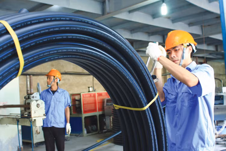 Cần tạo môi trường kinh doanh minh bạch về pháp lý, giảm chi phí tuân thủ, có tính kiến tạo phát triển, khuyến khích mạnh mẽ việc đầu tư, khởi nghiệp để khu vực kinh tế tư nhân phát triển. Ảnh: Lê Tiên