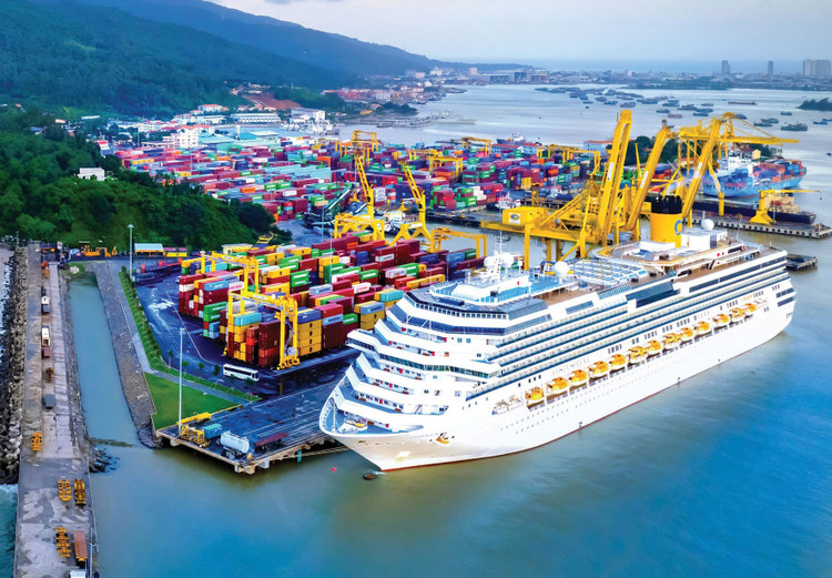 Cảng Tiên Sa - một trong cảng biển của Đà Nẵng, điểm cuối tuyến hành lang kinh tế Đông-Tây luôn đạt và vượt công suất khai thác qua các năm. Ảnh: Minh Hạnh