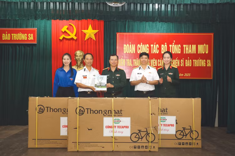 Đại diện Công ty TECAPRO tặng xe đạp cho chiến sĩ trên đảo
