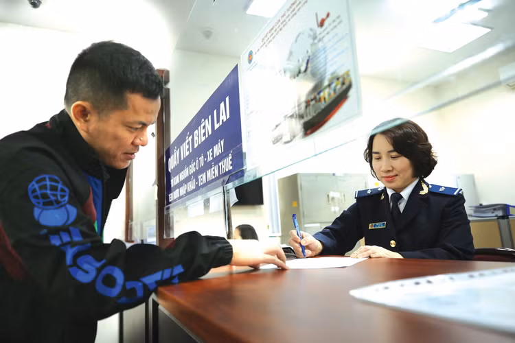 Nhiều doanh nghiệp mong rằng, hoạt động cắt giảm, đơn giản hóa thủ tục thực chất và thuận lợi trong thực thi. Ảnh: Nhã Chi