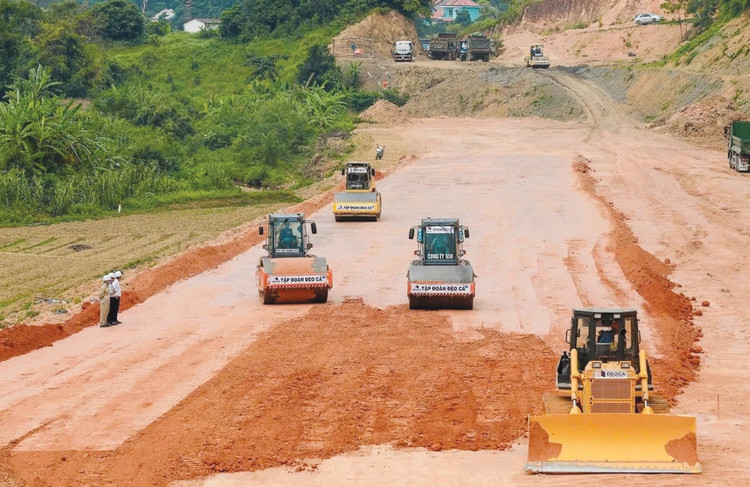Hàng loạt dự án hạ tầng giao thông chiến lược được đẩy mạnh đầu tư đã tạo ra cơ hội lớn cho các doanh nghiệp xây dựng hạ tầng. Ảnh: Phi Long