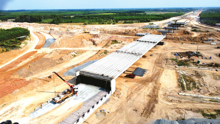 Khó khăn, vướng mắc về nguồn cung vật liệu xây dựng, giải phóng mặt bằng làm ảnh hưởng đến tiến độ triển khai và giải ngân các dự án đầu tư công. Ảnh: Tùng Phạm