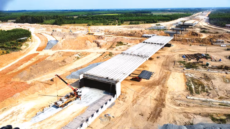 Khó khăn, vướng mắc về nguồn cung vật liệu xây dựng, giải phóng mặt bằng làm ảnh hưởng đến tiến độ triển khai và giải ngân các dự án đầu tư công. Ảnh: Tùng Phạm