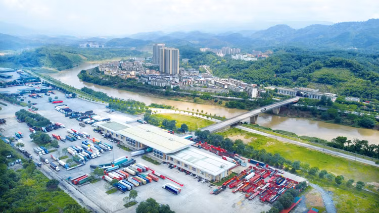 Khu kinh tế cửa khẩu Lào Cai là khu kinh tế duy nhất ở phía Bắc có cửa khẩu quốc tế nằm trong thành phố. Ảnh: Mạnh Dũng