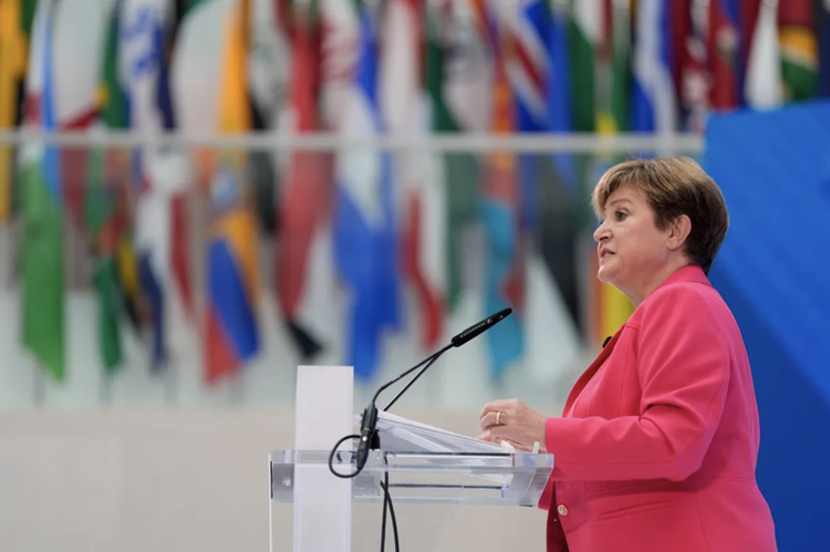 Tổng giám đốc IMF Kristalina Georgieva phát biểu tại trụ sở IMF ở Washington DC, Mỹ hôm 17/4, trước thềm chuỗi sự kiện mùa xuân thường niên của IMF và Ngân hàng Thế giới (WB) - Ảnh: Bloomberg.