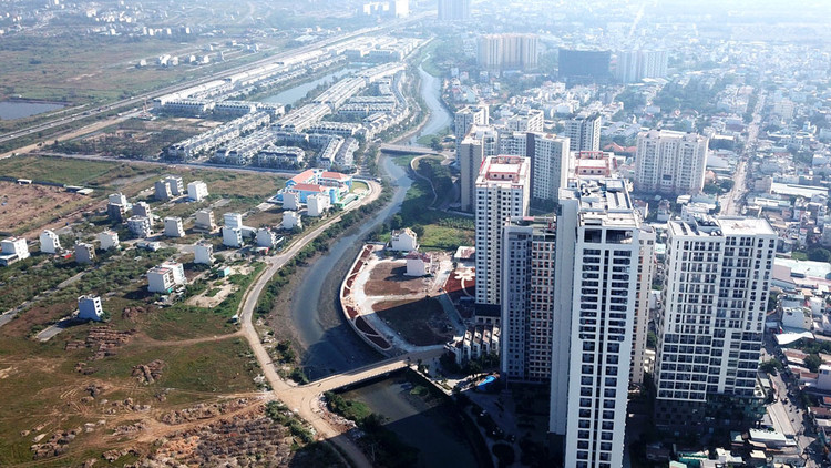 Nhiều dự án bất động sản TP.HCM bị đóng băng do sự bất cập của
các thủ tục đầu tư xây dựng đối với dự án nhà ở có quỹ đất hỗn hợp. Ảnh: Lê
Tiên