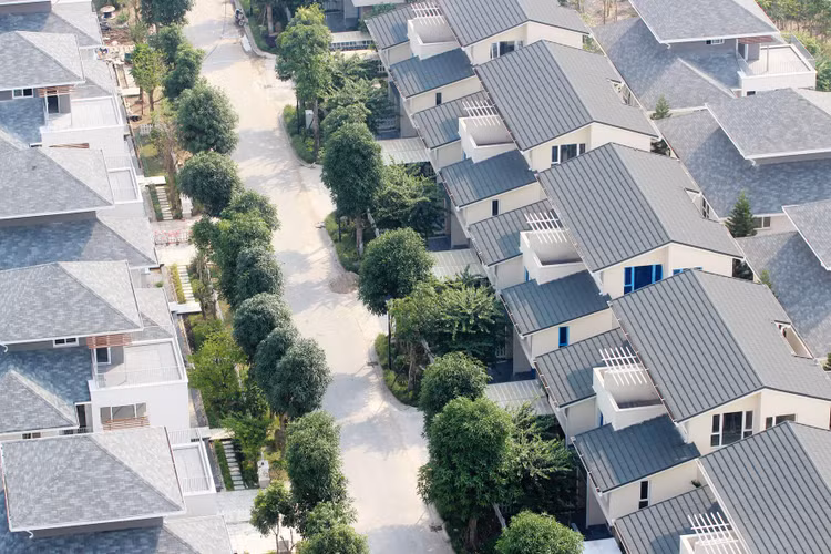 Vấn đề căn cơ mà chính sách kích cầu năm 2022 cần nhắm đến là vốn phải vào doanh nghiệp sản xuất, hạ tầng và thương mại điện tử... Ảnh: Tường Lâm