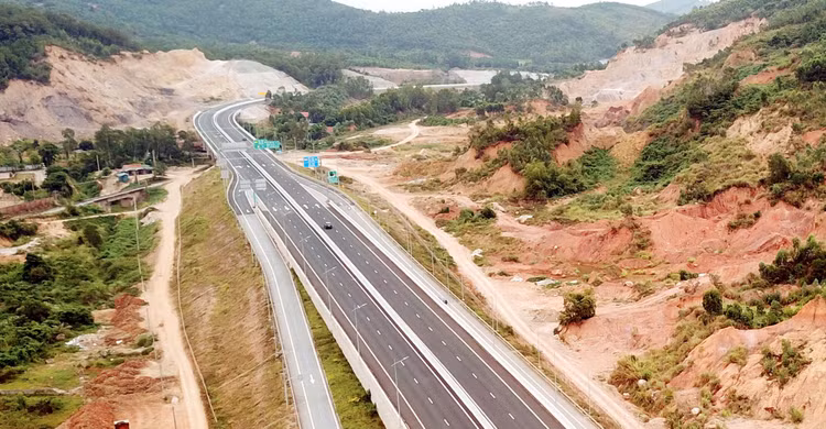 Năm 2022, Bộ Giao thông vận tải sẽ ưu tiên bố trí vốn, chỉ đạo quyết liệt đẩy mạnh tiến độ thi công Dự án Đường bộ cao tốc Bắc - Nam giai đoạn 1. Ảnh: Nhã Chi