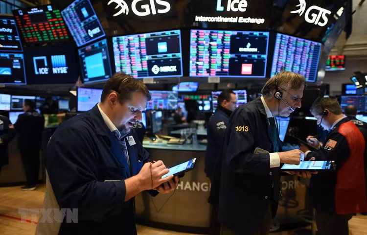 Giao dịch viên làm việc tại Sở giao dịch chứng khoán New York, Mỹ. (Ảnh: AFP/TTXVN)