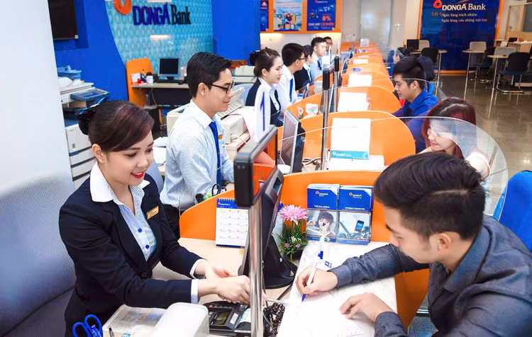 Việc chuyển giao bắt buộc ngân hàng yếu kém có thể gây áp lực lên ngân hàng tiếp nhận trong bối cảnh hệ thống tổ chức tín dụng tiềm ẩn nhiều rủi ro và kinh tế tăng trưởng chậm. Ảnh: Song Lê