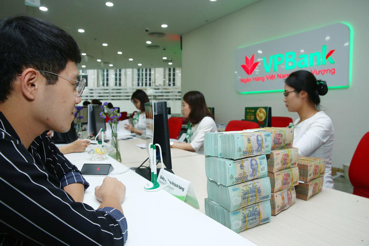 Ngân hàng Nhà nước sẽ tiếp tục chỉ đạo điều hành tín dụng theo hướng tạo điều kiện cho doanh nghiệp tiếp cận vốn vay phục hồi sản xuất kinh doanh, nhưng không hạ chuẩn cho vay. Ảnh: Lê Tiên