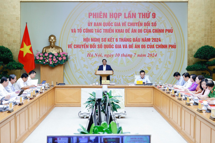 Thủ tướng Phạm Minh Chính chủ trì Hội nghị sơ kết 6 tháng Ủy ban Quốc gia về chuyển đổi số và Đề án 06. Ảnh: Quý Bắc
