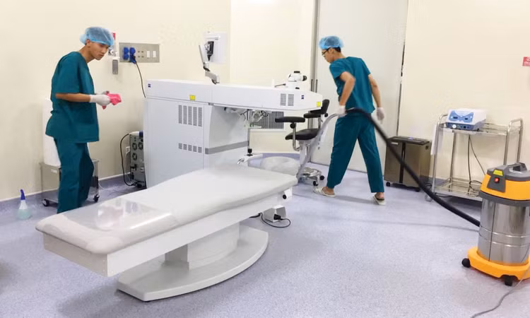 Gói thầu Cung cấp dịch vụ vệ sinh công nghiệp tại Bệnh viện Từ Dũ (TP.HCM) bị nhà thầu đề nghị làm rõ các tiêu chí về nhân sự. Ảnh minh họa: Nhã Chi