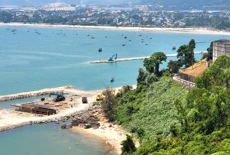 Gói thầu Thi công xây dựng công trình thuộc Dự án Đường ven biển nối cảng Liên Chiểu có giá 957,594 tỷ đồng. Ảnh: Hà Minh