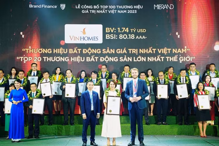 Bà Nguyễn Thu Hằng - Tổng Giám đốc Công ty CP Vinhomes nhận bằng chứng nhận Top 20 thương hiệu bất động sản giá trị nhất thế giới