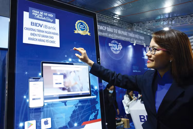 Fintech đã và đang mang tới những đổi mới sáng tạo làm thay đổi bộ mặt của hệ thống ngân hàng - tài chính truyền thống khi chuyển sang công nghệ ngân hàng số. Ảnh: Lê Tiên