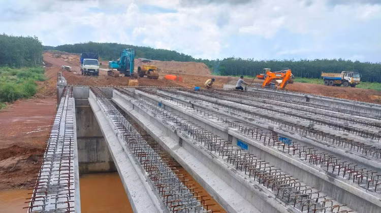 Kế hoạch đầu tư vốn ngân sách nhà nước năm 2024 bố trí cho Dự án Tuyến giao thông phía Tây Quốc lộ 13 kết nối Chơn Thành - Hoa Lư là 455 tỷ đồng. Ảnh minh họa: Song Lê