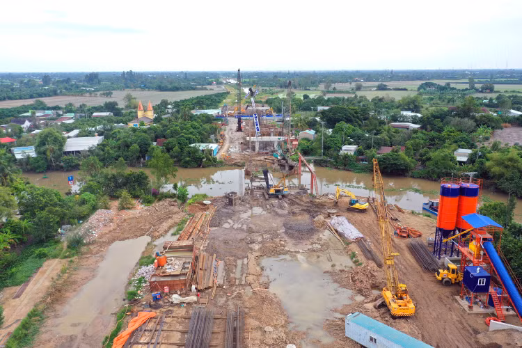 Tình trạng thiếu đất, cát và nguyên nhiên vật liệu thi công vẫn là nguyên nhân ảnh hưởng tới tiến độ thực hiện và giải ngân công trình. Ảnh: Lê Tiên