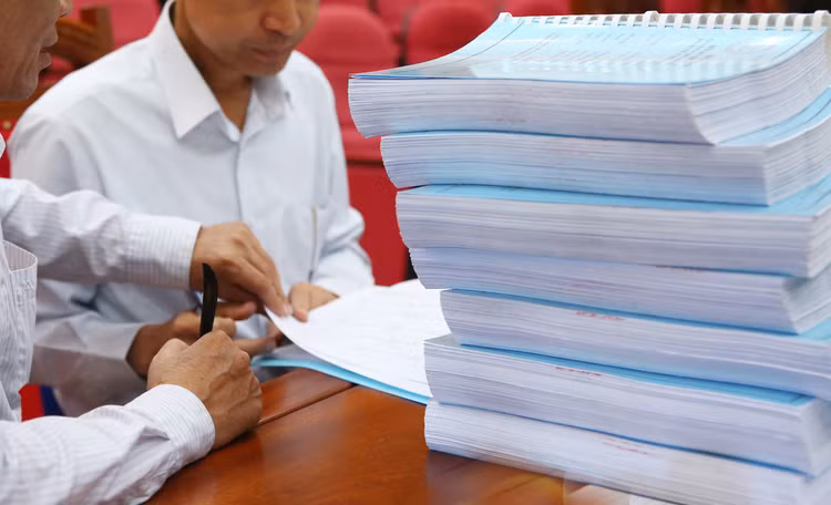 Tiết lộ tài liệu yêu cầu làm rõ HSDT và trả lời của nhà thầu trong quá trình đánh giá HSDT trước khi công khai kết quả lựa chọn nhà thầu là hành vi bị cấm. Ảnh: Lê Tiên