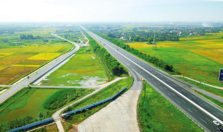 Theo khái toán của Bộ Giao thông vận tải, sơ bộ tổng mức đầu tư 12 dự án thành phần của tuyến đường bộ cao tốc Bắc - Nam phía Đông giai đoạn 2021 - 2025 là khoảng 146.990 tỷ đồng. Ảnh: Song Lê