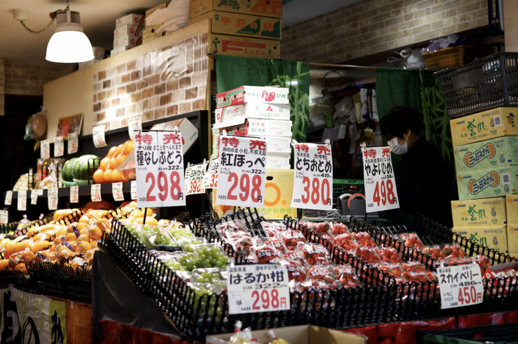 Gần 3 năm nay, tốc độ lạm phát lõi ở Nhật đã liên tục đạt hoặc vượt mục tiêu của BOJ - Ảnh: Reuters