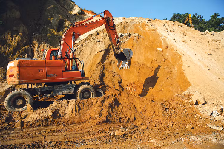 Khối lượng đất khai thác từ 11 mỏ đất dùng san lấp cho các dự án trọng điểm quốc gia trên địa bàn tỉnh Quảng Ngãi. Ảnh: Nhã Chi