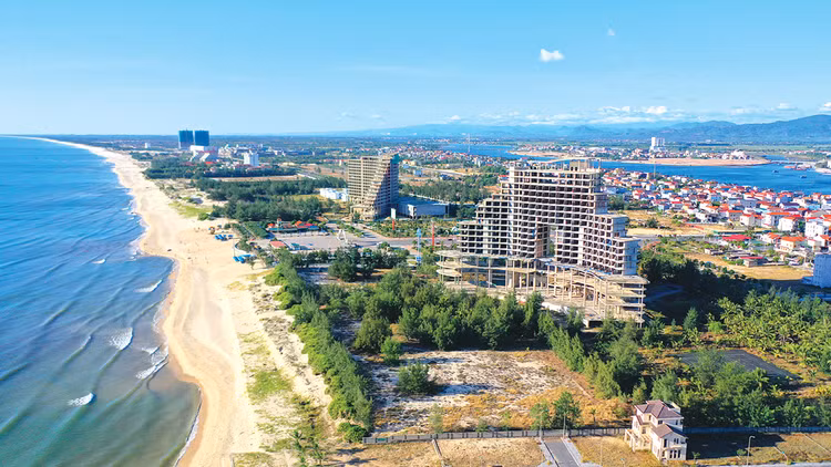 Khách sạn 5 sao Pullman Quảng Bình của Công ty CP Du lịch Hà Nội - Quảng Bình đang trong giai đoạn đầu tư xây dựng. Ảnh: Nhã Chi