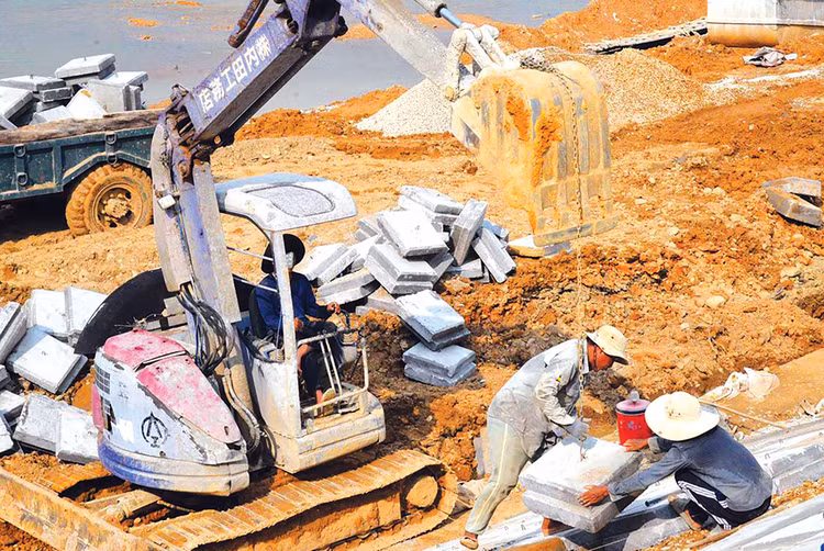 Gói thầu số 17 thuộc Dự án Khắc phục các điểm sạt lở bờ sông Trà Câu (tỉnh Quảng Ngãi) có giá dự toán 57,179 tỷ đồng. Ảnh minh họa: T. Phương