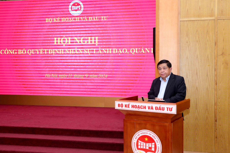 Bộ trưởng Nguyễn Chí Dũng yêu cầu các cán bộ được Lãnh đạo Bộ tin tưởng bổ nhiệm, luân chuyển, điều động, phải gương mẫu, tiên phong, làm hết trách nhiệm, “vì màu cờ sắc áo”, thực hiện tốt nhiệm vụ, trọng trách được giao. Ảnh: Đức Trung