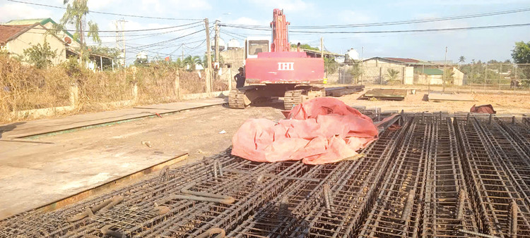 Nhà thầu tập kết thiết bị, cấu kiện kỹ thuật trên công trường thi công Gói thầu số 11. Ảnh: Minh Hạnh