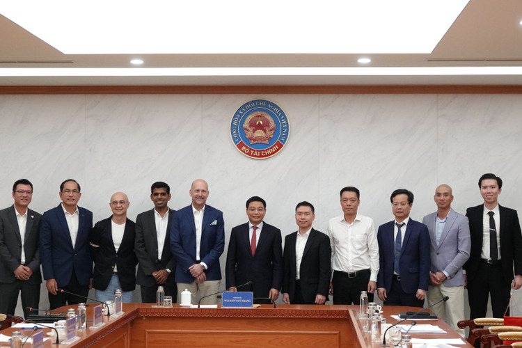 Bộ trưởng Nguyễn Văn Thắng chụp ảnh lưu niệm cùng đoàn công tác