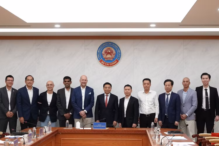 Bộ trưởng Nguyễn Văn Thắng chụp ảnh lưu niệm cùng đoàn công tác