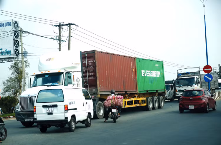 Theo Bộ Giao thông vận tải, các chính sách hỗ trợ đã triển khai chỉ giải quyết được một phần khó khăn của doanh nghiệp vận tải. Ảnh: Tiên Giang
