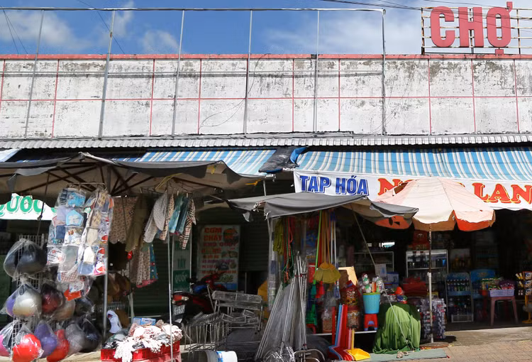 Khai thác, thu phí sử dụng dịch vụ chợ không phải là hoạt động kinh doanh có điều kiện. Ảnh: Nhã Chi