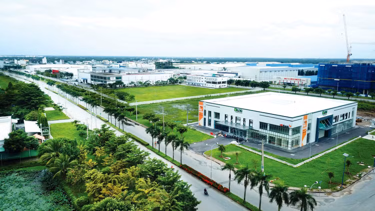 Để giảm thiểu rủi ro do ô nhiễm môi trường, tăng trưởng xanh đang là xu hướng được nhiều quốc gia chú trọng và lựa chọn. Ảnh: Nhã Chi