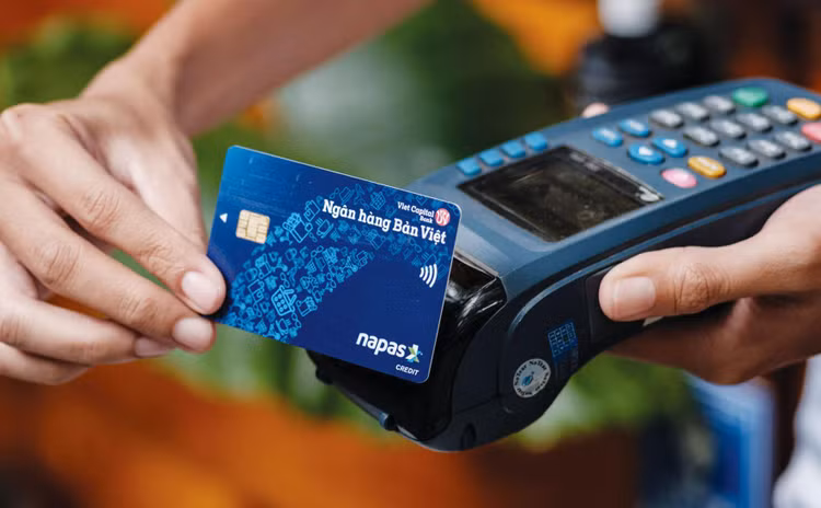 Cá nhân có thu nhập từ 3 triệu đồng/tháng có thể mở được thẻ tín dụng nội địa với hạn mức chi tiêu từ 10 - 30 triệu đồng cùng các ưu đãi về phí rút tiền mặt, lãi suất rút tiền mặt. Ảnh: Lê Tiên