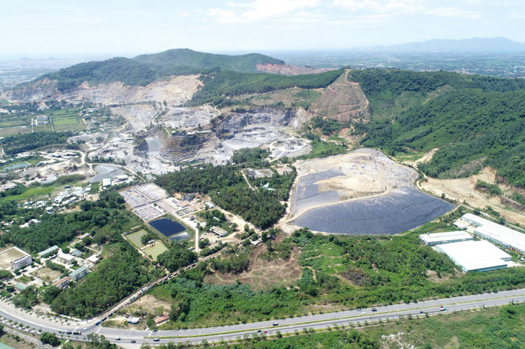 Rác được chôn lấp, phủ bạt tại bãi rác Khánh Sơn, TP. Đà Nẵng. Ảnh: Hà Minh