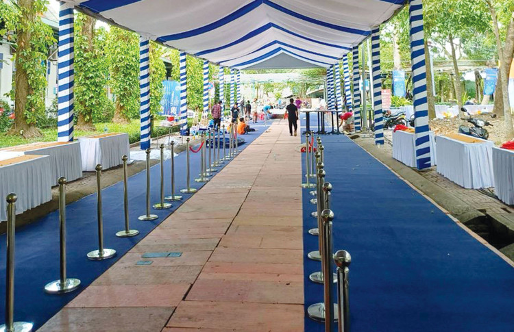 Ngày 4/12/2023, nhà thầu hoàn thiện các công tác cuối cùng cho Lễ kỷ niệm 20 năm thành lập Trường Đại học Quốc tế. Ảnh: Văn Huyền