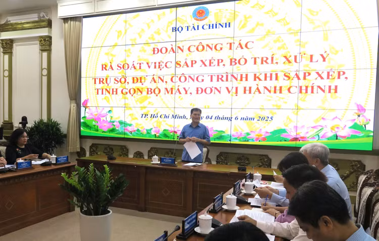 Thứ trưởng Bộ Tài chính Bùi Văn Khắng phát biểu tại buổi làm việc